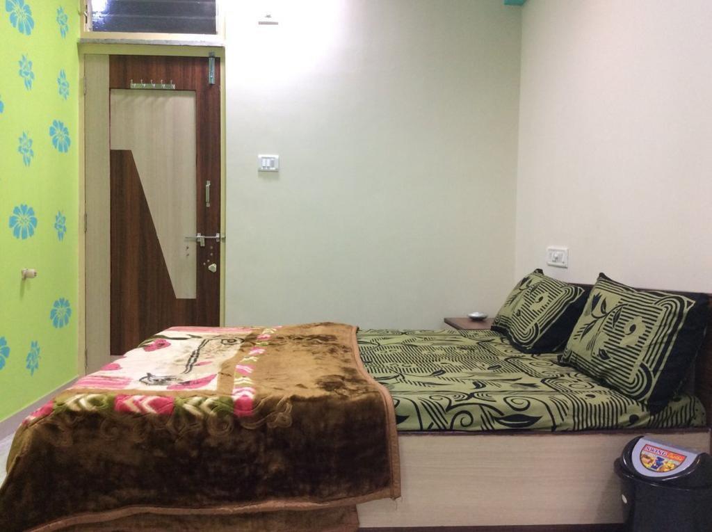 Hotel Honey Bunny Amhedabad Oda fotoğraf